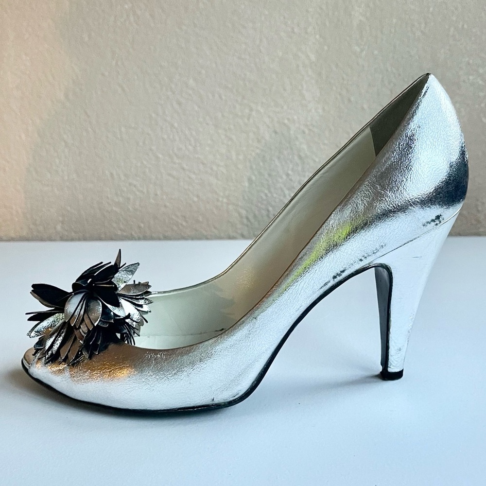 SIGERSON MORRISON | METALLIC SILVER PEEP TOE HEELED SANDAL